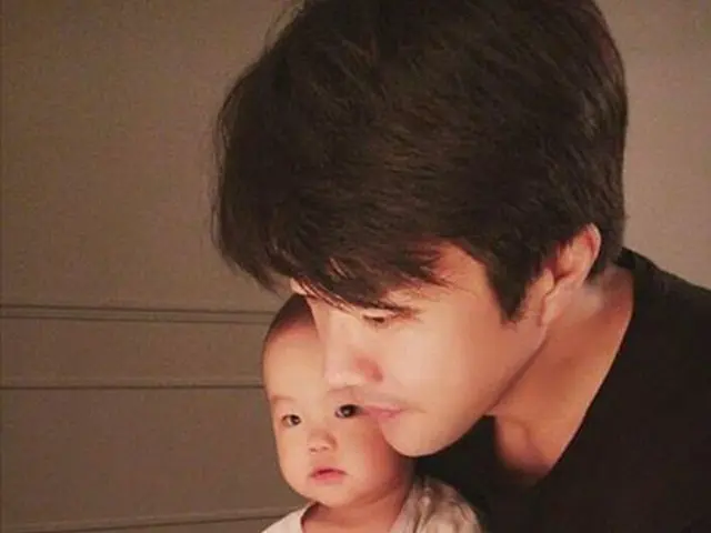 韓国女優ソン・テヨン（35）が夫であり俳優のクォン・サンウ（39）と娘のリホちゃんの仲睦まじい姿を公開した。（提供:OSEN）