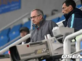 サッカー韓国代表シュティーリケ監督、小学生サッカー試合を観戦