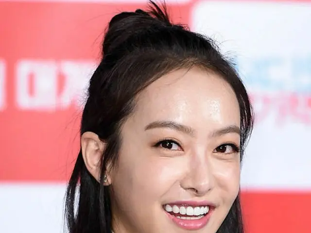 韓国ガールズグループ「f(x)」の中国人メンバーのビクトリアが、中国で熱愛報道された。（提供:OSEN）
