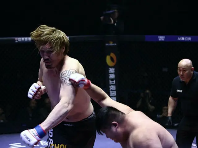 ＜ROAD FC＞“KO勝利”チェ・ホンマン「これまで精神的苦痛が本当にひどかった」。（提供:OSEN）