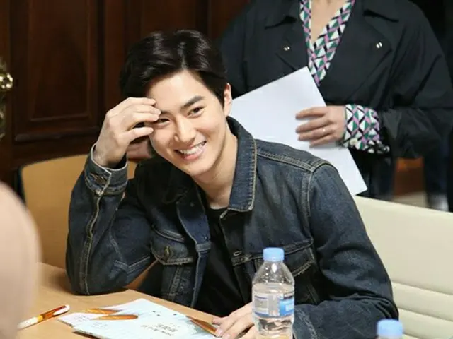 「EXO」のSUHO（スホ、24）と女優イ・セヨン（23）主演のドラマ「ハウアーユーブレッド」の主要俳優たちが台本読みに入り、本格的なスタートを切った。（提供:OSEN）