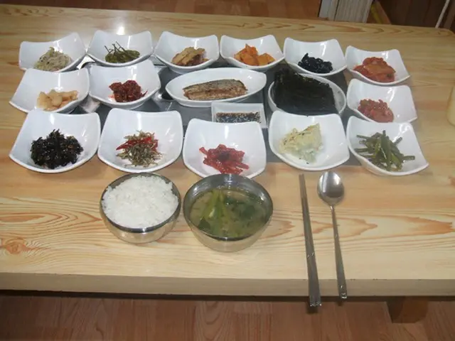 韓国西南部の地方都市で昼の定食を頼んだら、1人前（約500円）でこれだけの量が出てきた。食べきれない！（提供:「ロコレ」編集部）