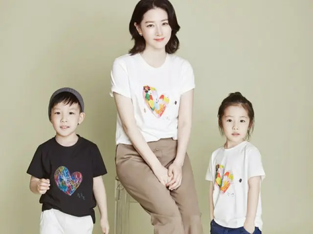 女優イ・ヨンエ、成長した双子と”親子画報”撮影（提供:news1）