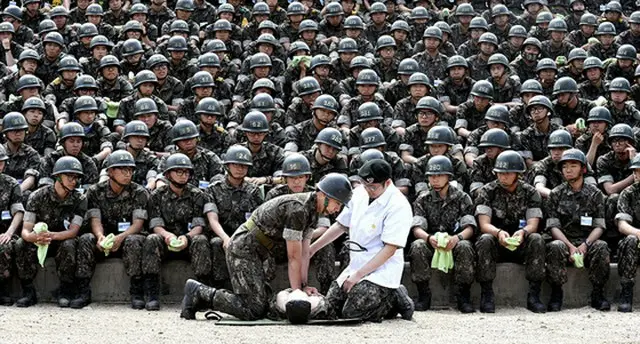 救急法の訓練を受ける新兵たち