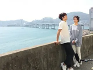 俳優チソン、海をバックにヘリ（Girl’s Day）との写真を公開