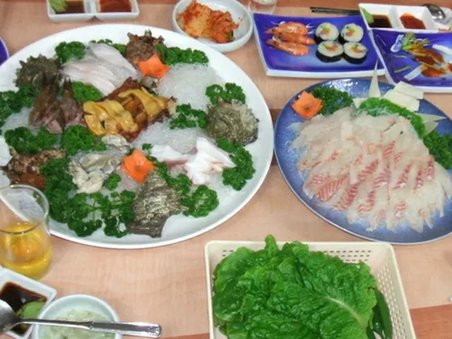韓国の刺し身はボリュームがたっぷり！（写真提供:ロコレ）