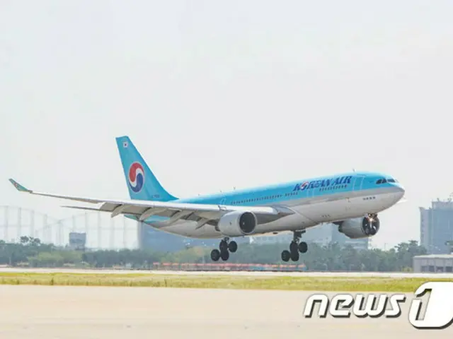 大韓航空の旅客機とシンガポール航空の旅客機が、同じ滑走路に同時進入し、衝突しそうになった。管制塔の急ブレーキ指示により、衝突は免れたものの、シンガポール航空の旅客機はタイヤ損傷で19時間遅延。（提供:ne