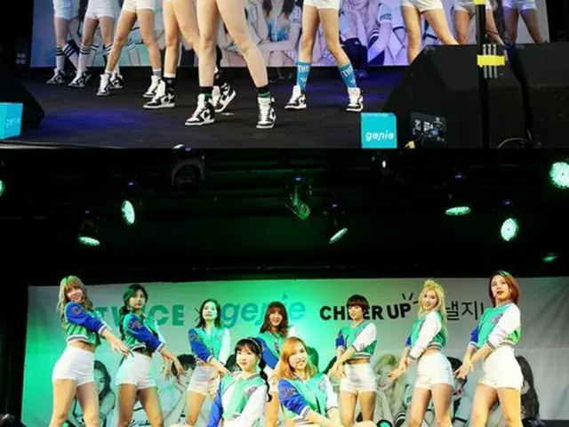「TWICE」、サプライズゲリラコンサート開催… 800人が集結！（提供:OSEN）