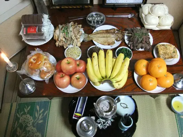 父の法要で祭壇に飾られた料理の数々（写真提供:ロコレ）