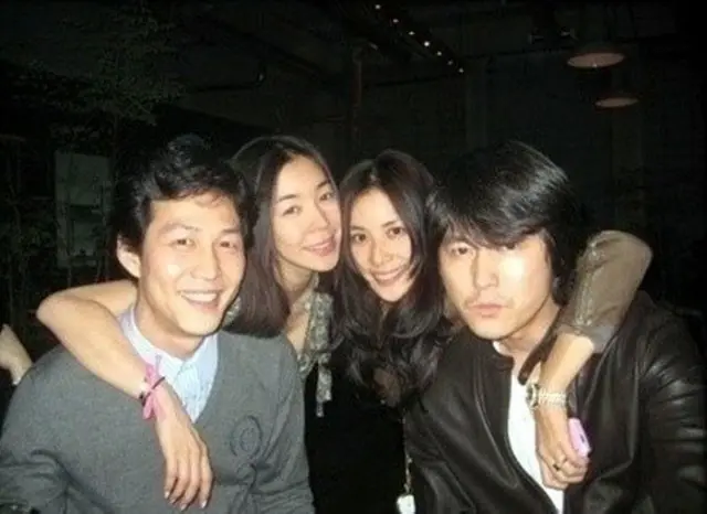 チョン・ウソン＆イ・ジョンジェ、女優コ・ソヨン＆イ・ヘヨンと”若かりし頃”の4ショットが話題（提供:news1）