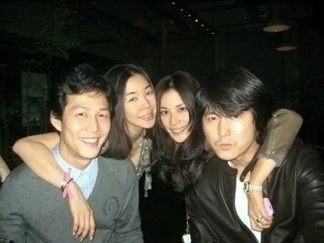 チョン・ウソン&イ・ジョンジェ、女優コ・ソヨン&イ・ヘヨンと”若かりし頃”の4ショットが話題(提供:news1)