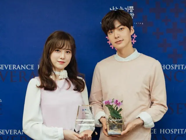 俳優アン・ジェヒョンと女優ク・ヘソンが21日に夫婦となり、豪華な結婚式の代わりに寄付活動をした。（提供:OSEN）