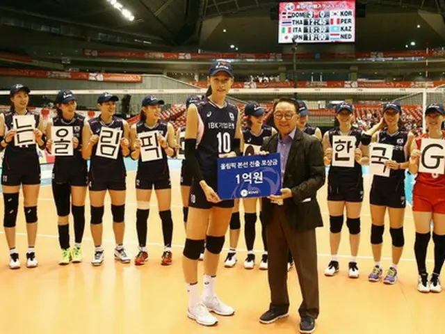 韓国バレーボール連盟（KOVO）が2016リオ五輪出場を確定した女子代表に報奨金1億ウォン（約1000万円）を伝達した。（提供:news1）