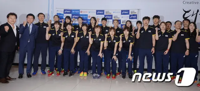 2016リオ五輪の出場権を獲得した女子バレー、韓国代表が凱旋帰国した。イ・ジョンチョル監督が率いる韓国は23日午後、金浦空港を通して日本から帰国した。