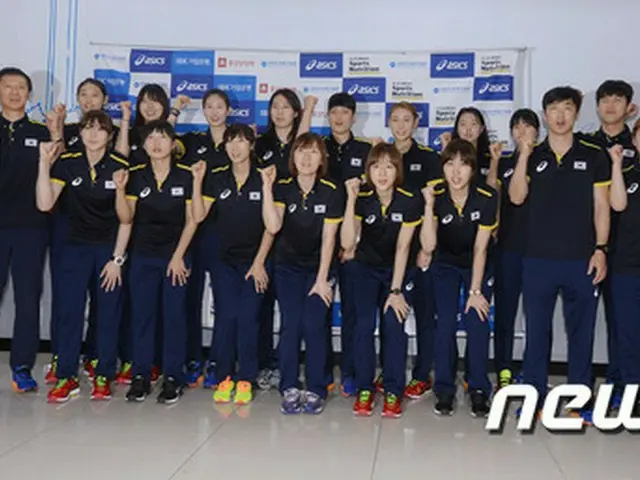 2016リオ五輪の出場権を獲得した女子バレー、韓国代表が凱旋帰国した。イ・ジョンチョル監督が率いる韓国は23日午後、金浦空港を通して日本から帰国した。