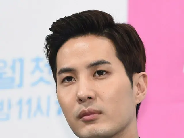 俳優キム・ジソク告白 「初恋は”かなり”年上の女性だった」
