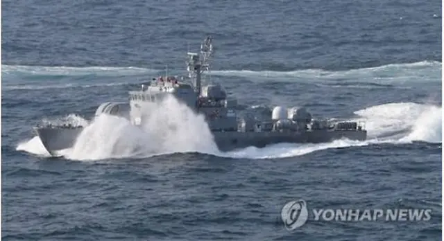 ＮＬＬ付近で警戒にあたる韓国警備艇＝（聯合ニュース）