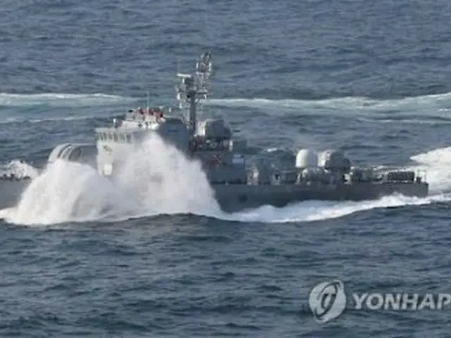 ＮＬＬ付近で警戒にあたる韓国警備艇＝（聯合ニュース）