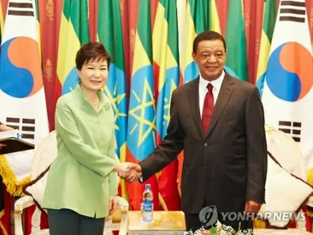 エチオピア大統領と会談エチオピアを国賓訪問している朴槿恵（パク・クネ）大統領が同国のムラトゥ大統領と会談し、両国の関係強化策などについて意見を交わした＝２６日、アディスアベバ（聯合ニュース）(END)