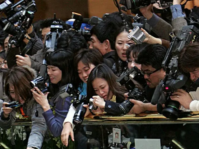 それは、2005年2月のことだった。韓国の公営放送局・KBSのドラマ映像チームに所属するベテランのカメラマンが、過労のために亡くなった。その背景にはドラマ制作現場の過酷さが影響していた。（写真提供:ロコレ）
