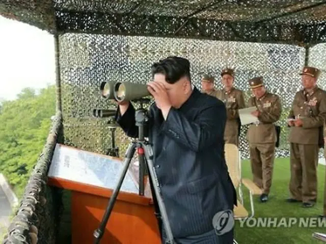 射撃訓練を参観する金委員長＝（朝鮮中央通信＝聯合ニュース）