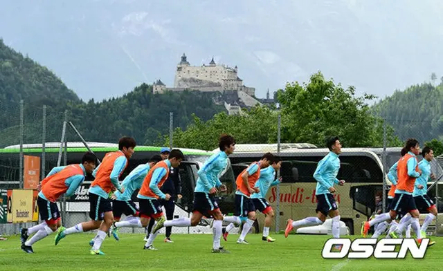 ウリ・シュティーリケ監督率いるサッカー男子韓国代表チームが世界的強豪スペイン戦に備え、一歩を踏み出した。