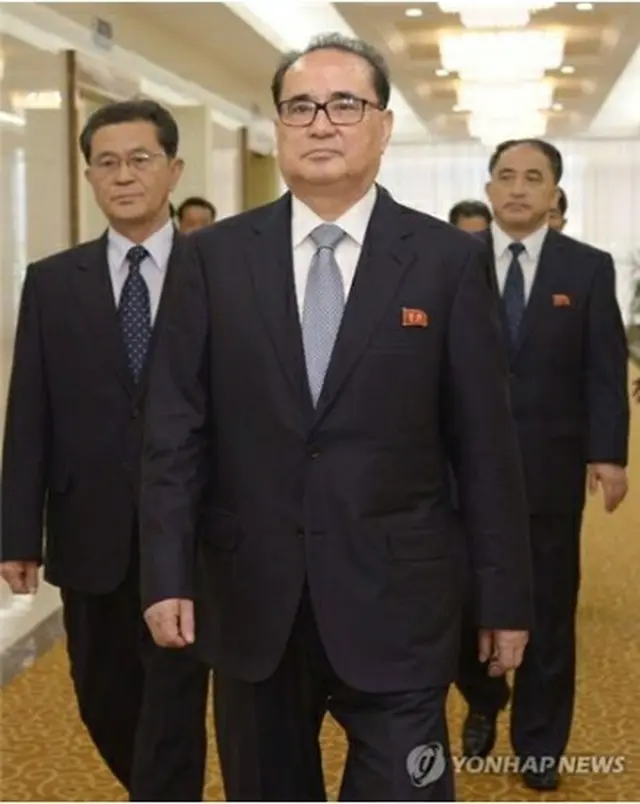 平壌の空港を出発する李洙ヨン氏＝３１日、平壌（共同＝聯合ニュース）