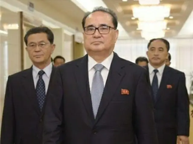 平壌の空港を出発する李洙ヨン氏＝３１日、平壌（共同＝聯合ニュース）