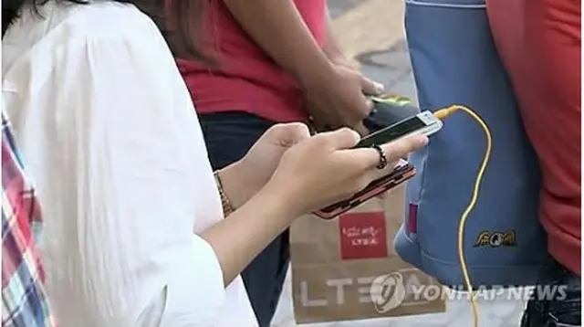 スマートフォンでＳＮＳを使うユーザー＝（聯合ニュース）