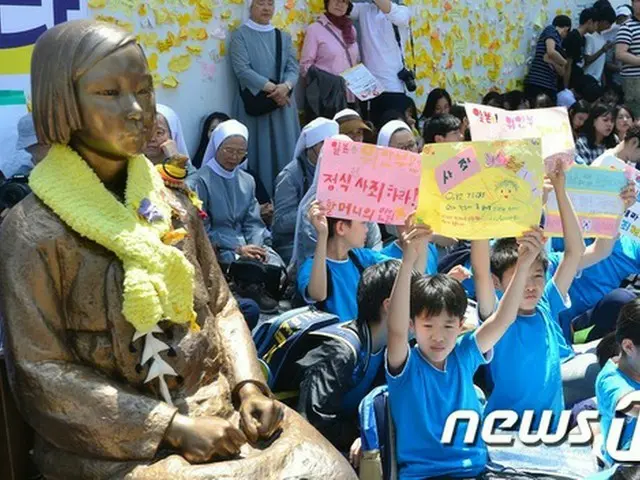 31日、韓国政府が日韓間の“慰安婦合意”による財団の設立準備委員会を発足した中、女性・大学生団体が日韓合意による政府の財団設立を中断するよう要求した。