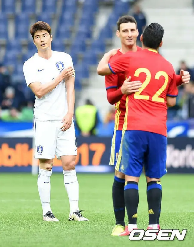 ＜サッカー＞“キャプテン”キ・ソンヨン、スペインに大敗…「僕たちのミスが一番大きな敗因」（提供:OSEN）
