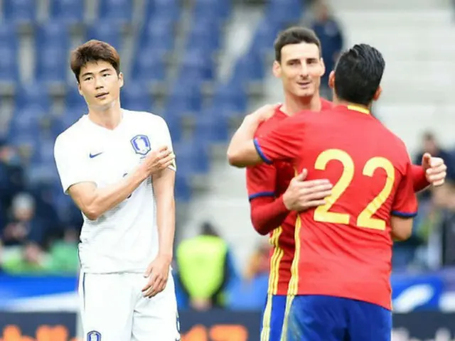＜サッカー＞“キャプテン”キ・ソンヨン、スペインに大敗…「僕たちのミスが一番大きな敗因」（提供:OSEN）
