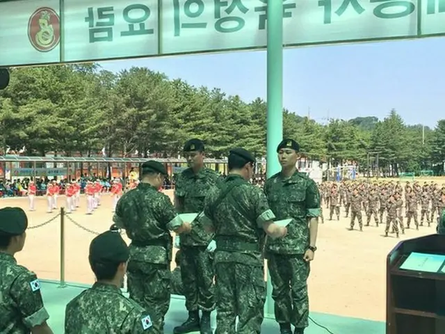 韓国俳優イ・ジャンウ（30/左側）が新兵教育隊の修了式を終えた。（提供:OSEN）