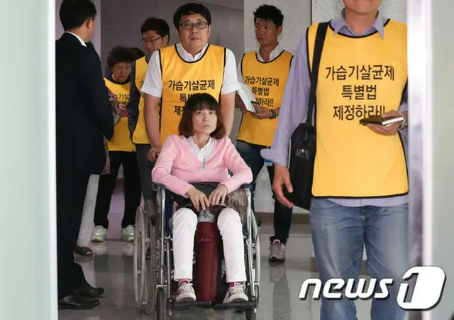 韓国政府は加湿器殺菌剤事件の被害者に生活資金や看病費を追加支援する。