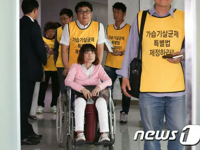 韓国政府は加湿器殺菌剤事件の被害者に生活資金や看病費を追加支援する。