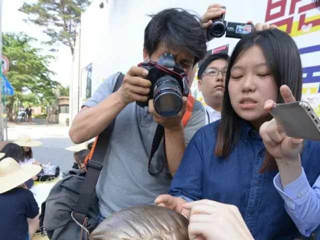 日本大使館前に設置された慰安婦被害者を象徴する少女像をハンマーで数回叩いた30代女が、警察に逮捕され調査を受けている。