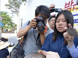 日本大使館前の少女像をハンマーで叩いた30代女を逮捕＝韓国