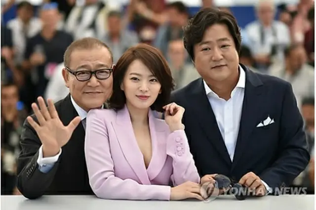 國村隼らポーズ。第69回カンヌ国際映画祭の非コンペティション部門に出品された韓国映画「哭声」（原題）の出演俳優が上映会に先立ち、写真撮影を行っている。（左から）國村隼、チョン・ウヒ、クァク・ドウォン。