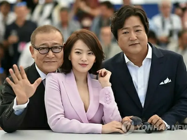國村隼らポーズ。第69回カンヌ国際映画祭の非コンペティション部門に出品された韓国映画「哭声」（原題）の出演俳優が上映会に先立ち、写真撮影を行っている。（左から）國村隼、チョン・ウヒ、クァク・ドウォン。