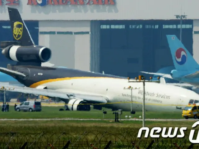 韓国仁川国際空港の滑走路で米国籍の貨物機が離陸中、前輪部分が破損し滑走路を離脱する事故が発生した。（提供:news1）