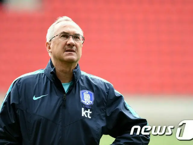 スペインとチェコとの欧州遠征強化試合を終えた韓国サッカー代表チームが7日、韓国へ帰国した。ウリ・シュティーリケ監督は欧州選手と韓国選手との最も大きな差は結局“技術力”だと評価(提供:news1)