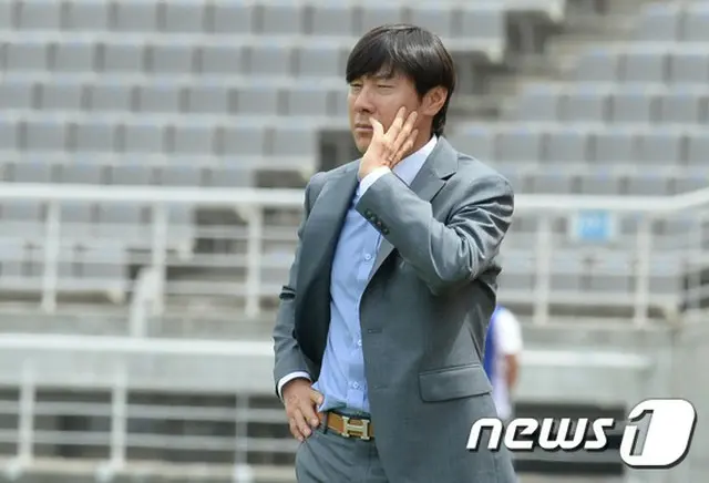 リオ五輪男子サッカー韓国代表シン・テヨン監督（45）の悩みは深くなる一方だ。