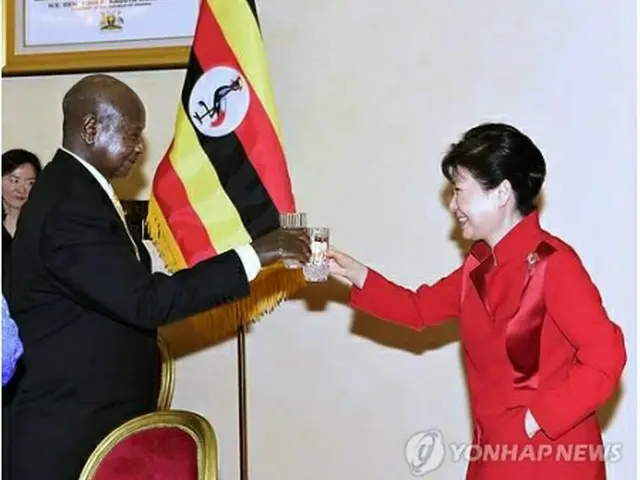 ウガンダのムセベニ大統領と乾杯する朴大統領＝（ＡＦＰ＝聯合ニュース）