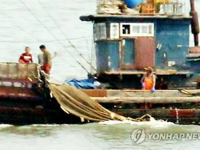 中国に違法操業の対策求める韓国領海で違法操業中の中国漁船。韓国政府は中国側に違法操業を抗議するとともに対策作りを求めた＝８日、仁川（聯合ニュース）(END)