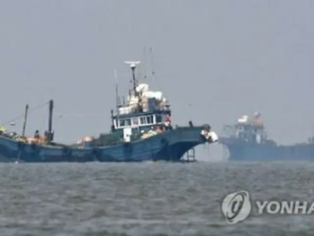 違法操業する中国漁船＝（聯合ニュース）