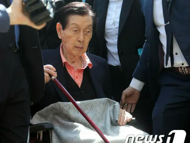 韓国検察が重光武雄（韓国名:辛格浩/シン・ギョクホ、94）ロッテグループ創立者の“秘密の空間”と“秘密の金庫”の存在を発見し、そこから金銭出納資料と30億ウォン台（約3億円）の現金が見つかった。