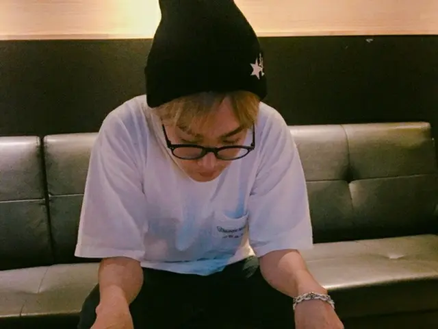 人気アイドルグループ「BOYFRIEND」のジョンミンがシナリオに熱中する様子が、キャッチされた(提供:news1)