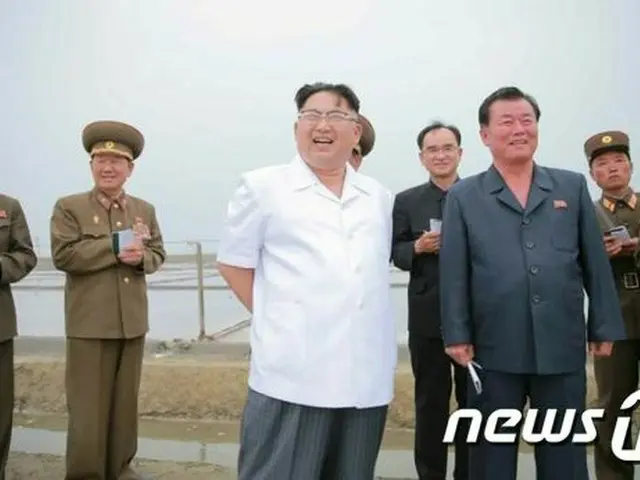 北朝鮮の金正恩（キム・ジョンウン）朝鮮労働党委員長が食料品生産施設・平壌穀産工場を訪れ、大きな満足感を示して国産化と近代化を再度、指示した。