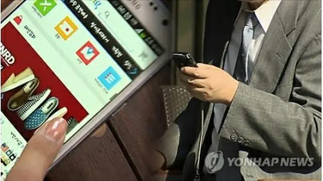 スマートフォンを使ったネット通販＝（聯合ニュース）