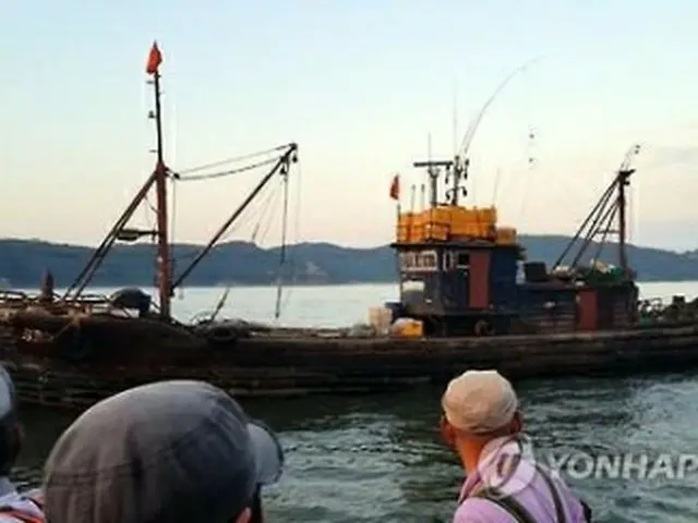 違法操業していた中国漁船＝（聯合ニュース）